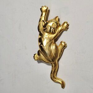 Vintage 1988 JJ Jonette Jewelry Hanging Tabby Kitten Brooch Matte Gold Tone.